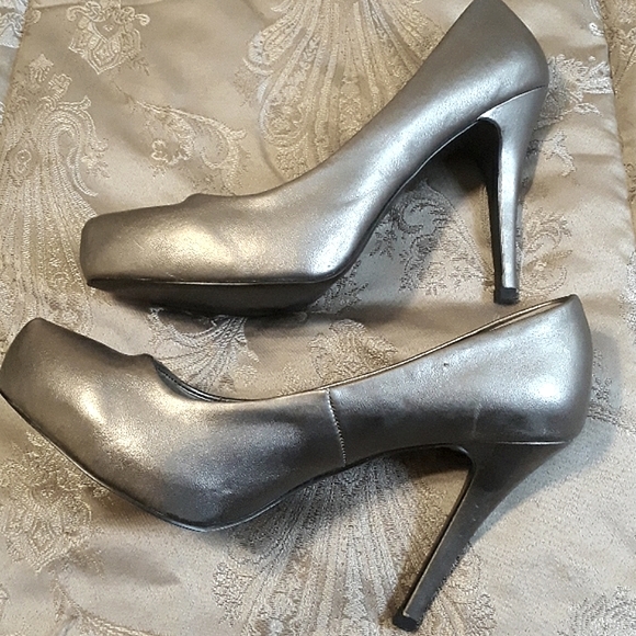 City Struts Pewter Metallic Heels Size 8 - Picture 2 of 8